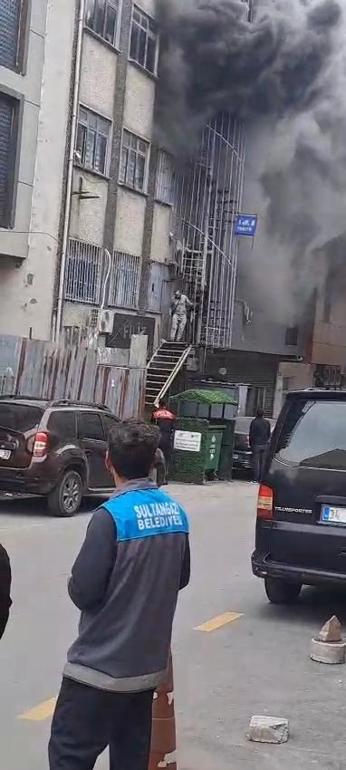 Sultangazide ayakkabı imalathanesinde çıkan yangın söndürüldü