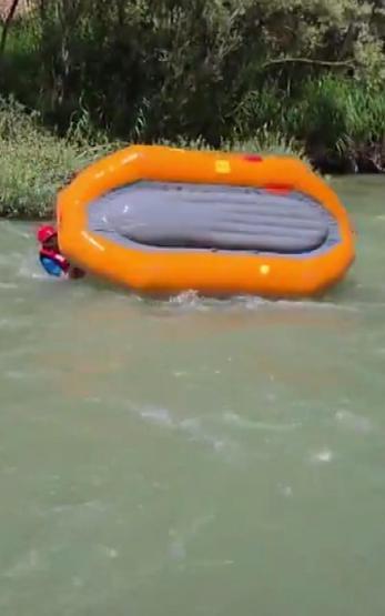 Rafting yarışında botları alabora olan sporcular zor anlar yaşadı