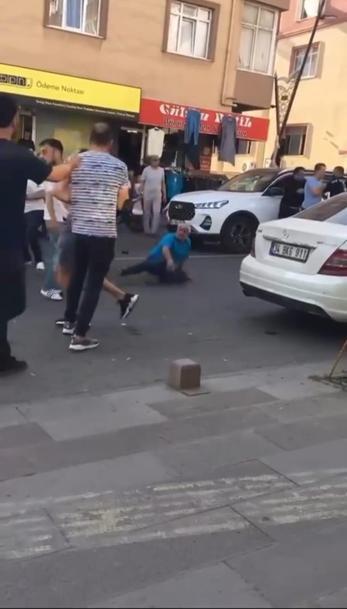 Pendikte trafikte tekme tokat yol verme kavgası kamerada