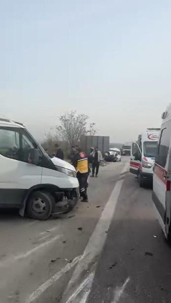 TIR, hafif ticari araç ile kamyonete çarparak devrildi; 1 ölü, 3 yaralı
