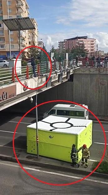 Üst geçitten atlamak isteyen kişiyi polis kurtardı