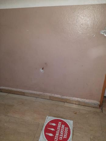 Ölen hastanın yakınları sağlık çalışanlarına saldırdı; polisin belinden alınmaya çalışılan tabanca ateş aldı