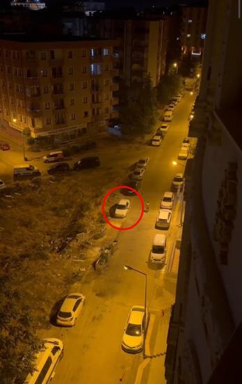 Gece yarısı kornası takılı kalan otomobil, mahalleyi ayağa kaldırdı