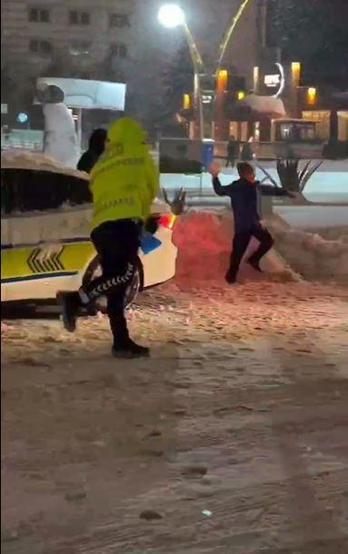 Mardin’de trafik polisleri, çocuklarla kar topu oynadı