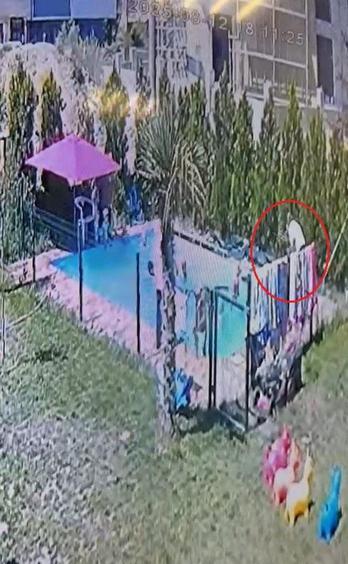 Epilepsi hastası Berra, havuzda boğulma tehlikesi geçirirken yaşanan panik kamerada