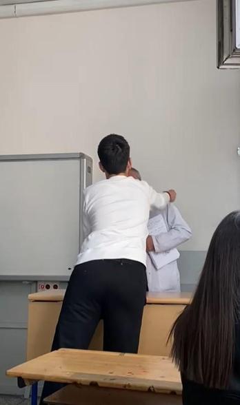 Öğrencilerin öğretmenle alay ettiği okulun müdürü: Okulun böyle anılması hepimizi çok üzdü