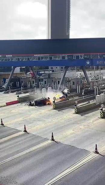 Kuzey Marmara Otoyolunda otomobil gişe bariyerine çarptı;1 ölü