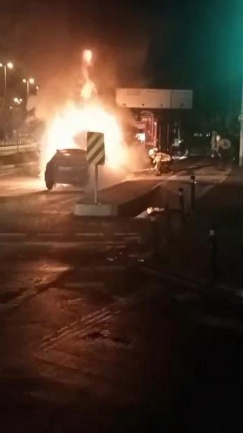 Maltepede seyir halindeki otomobil alev alev yandı