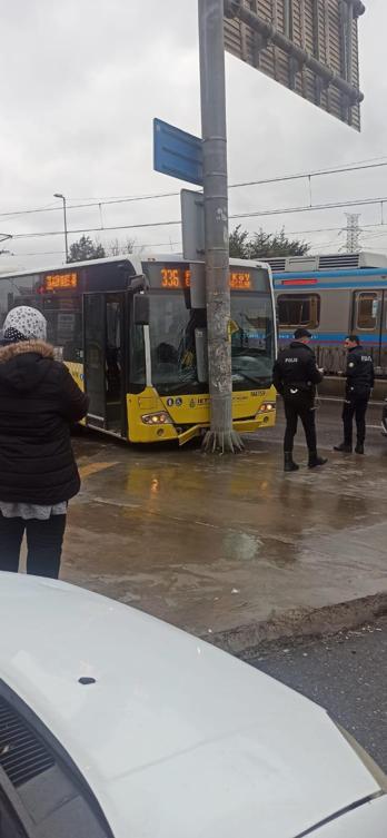 Sultangazide İETT otobüsü yola dökülen akaryakıt nedeniyle kayarak direğe çarptı