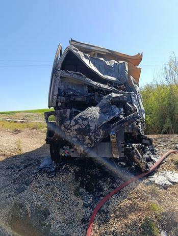 Yanan kamyonun şoförü hayatını kaybetti