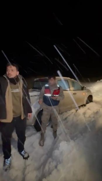 Off-road yaparken dağ yolunda mahsur kalan 4 kişi, 3 saatte kurtarıldı