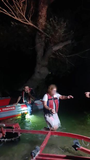 Irmaktaki adacıkta mahsur kaldı, kendisini kurtaran ekiplerden özür diledi