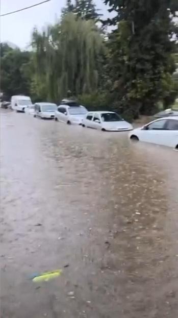 Beykoz’da sağanak nedeniyle yollar göle döndü; araçlar yolda kaldı