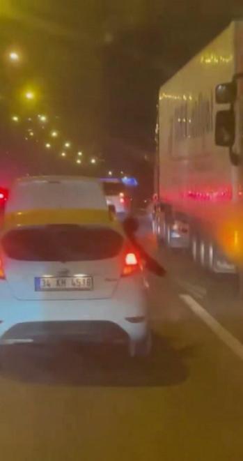 Başakşehirde tartıştıkları TIR şoförüne sopayla saldırdılar