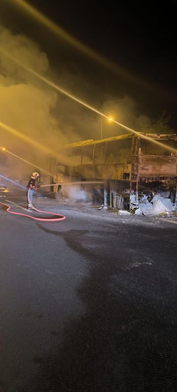 Adanada seyir halindeki yolcu otobüsü yandı