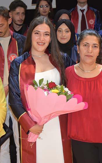 Fakülte birincisi depremzede Seyran'ı mezuniyetinde duygulandıran sürpriz