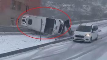 Devrilen minibüse otomobil çarptı; kaza kamerada