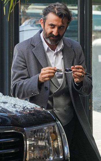 Eşref Rüya, renkli karakterleriyle adından söz ettiriyor