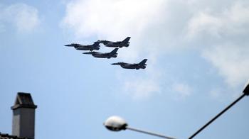 Savaş uçaklarının gösterisi ilgiyle izlendi