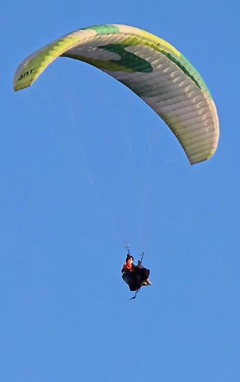 Yamaç paraşütü yapıp, gökyüzünde ayran içtiler