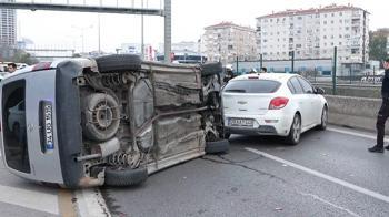 Kadıköy’de Avrasya Tüneli girişinde zincirleme kaza; hafif ticari araç devrildi