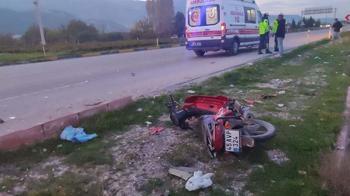 Motosiklete çarpan otomobilin sürücüsü olay yerinden kaçtı: 1 yaralı