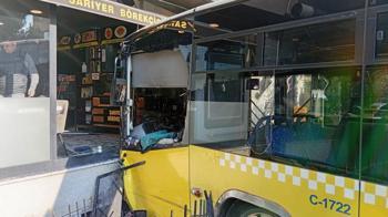 Üsküdar'da İETT otobüsü börekçiye girdi