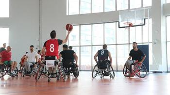 Fizik tedavi hastalarıyla doktorlar basketbol maçı yaptı