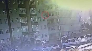 Tamir ettiği bacayı kontrol ederken çatıdan düşüp öldü; o anlar kamerada