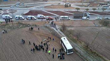 Öğrenci servis midibüsü ile kamyonet çarpıştı: 17 yaralı