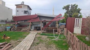 Hatay'da kuvvetli rüzgar çatıları uçurdu