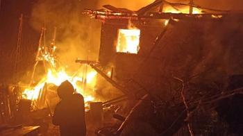 Evde çıkan yangın, okul lojmanına sıçradı