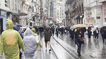 Taksim'de sağanak etkili oldu