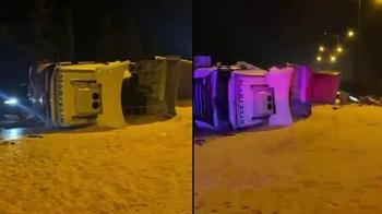 Mısır yüklü kamyon devrildi: 1 yaralı