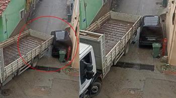 Sürücüsü manevra yapan kamyonun kasası park halindeki araca hasar verdi