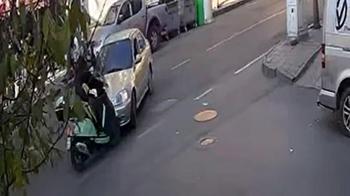 Otomobille çarpışan motosikletin sürücü yaralandı; kaza kamerada