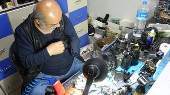 Dükkanında 41 yıldır biriktirdiği fotoğraf makinelerini sergiliyor