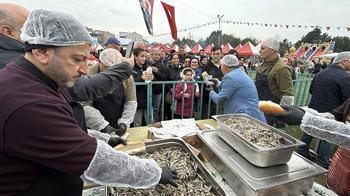 Festivalde 10 bin kişiye 3 ton hamsi dağıtıldı