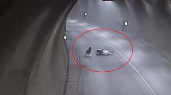Tünelde motosikletin takla attığı kaza kamerada