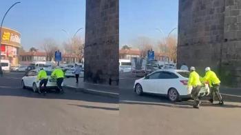 Trafik polisleri, arızalanan otomobili iterek sürücüye yardım etti