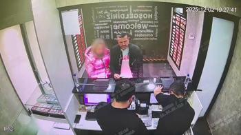 Kendisini 'Lübnanlı Murat' olarak tanıtan şüpheli turist kadını ikna etmek için döviz bürosuna götürmüş