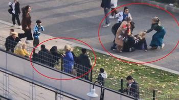 Adliye önünde tekmeli-yumruklu kavga kamerada