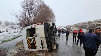 Sivas'ta öğrenci servisi devrildi: 15 yaralı