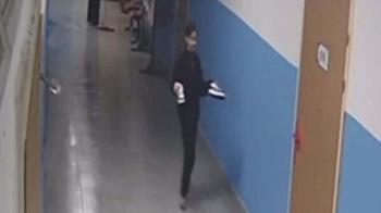 Silinen koridoru kirletmemek için ayakkabılarını çıkarıp sınıfına kadar yürüdü