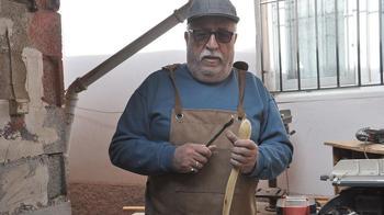 Emekli öğretmen, doğadan topladığı ağaç ve ahşap parçalarını eşyaya dönüştürüyor