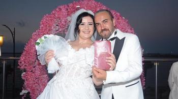 Evlenmek için kaçırdığı kocasıyla 15 yıl sonra hayallerindeki düğünü yaptılar