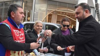 İzmirlilerden 800 milyon TL’lik rekor ikramiyeli Milli Piyango yılbaşı biletlerine yoğun ilgi