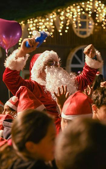 Antalya’da Noel Baba’nın yapay zeka görselleri ve figürlerine ilgi