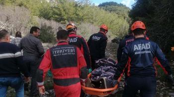 Kayalıklardan düşüp mahsur kalan çoban, kurtarıldı