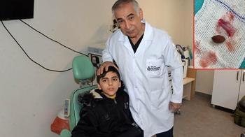 Kaşıntı şikayetiyle hastaneye giden Emirhan'ın burnundan çekirdek ve pipet parçası çıktı